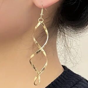 NEW - Chic Spiral Earrings
